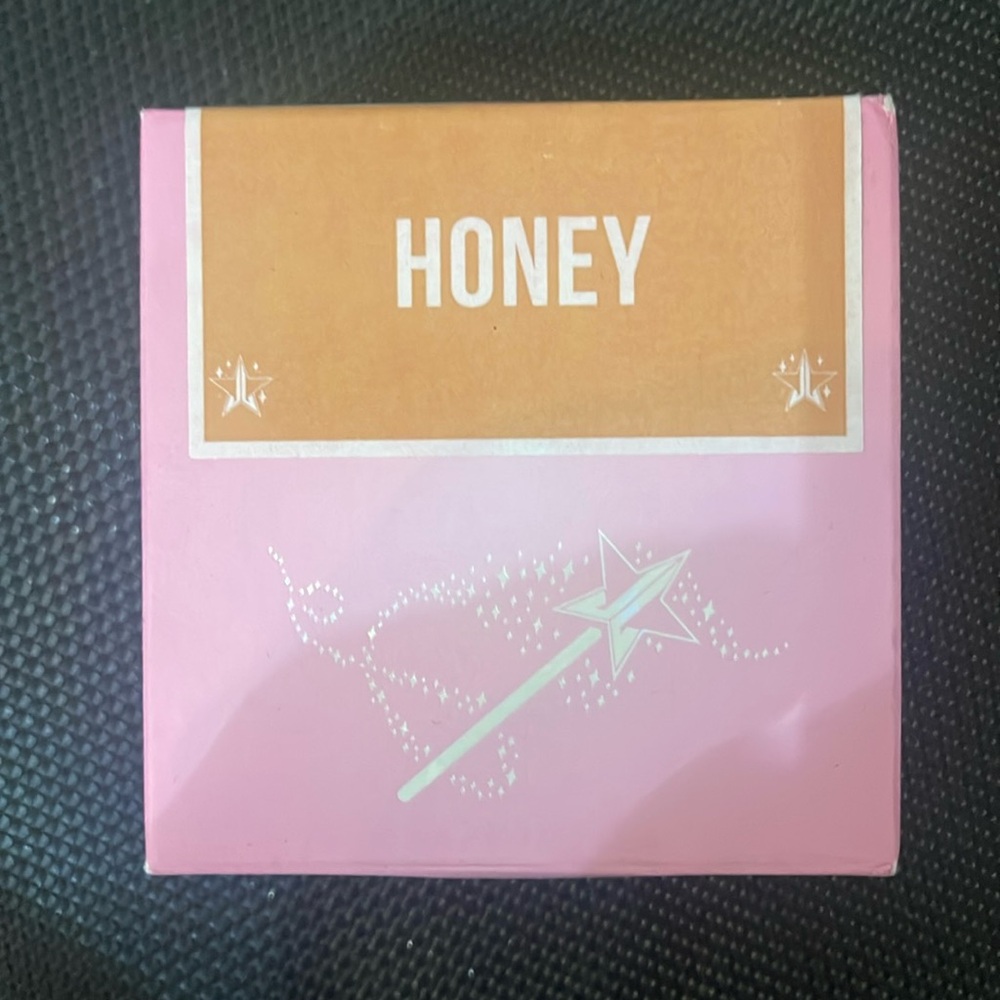 JEFFREE STAT MAGIC STAR SETTING POWDER~🍯 Honey